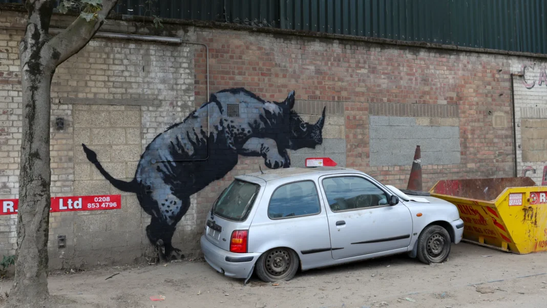 banksy-monta-rinoceronte-sobre-carro-velho-em-oitavo-grafite-de-animal-em-londres