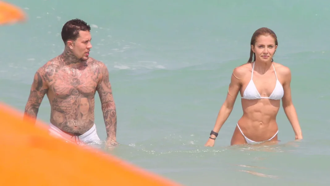 mc-daniel-e-jade-picon-se-encontram-em-praia-do-rio;-fotos