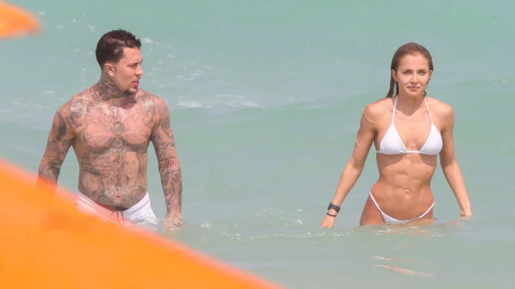 mc-daniel-e-jade-picon-se-encontram-em-praia-do-rio;-fotos