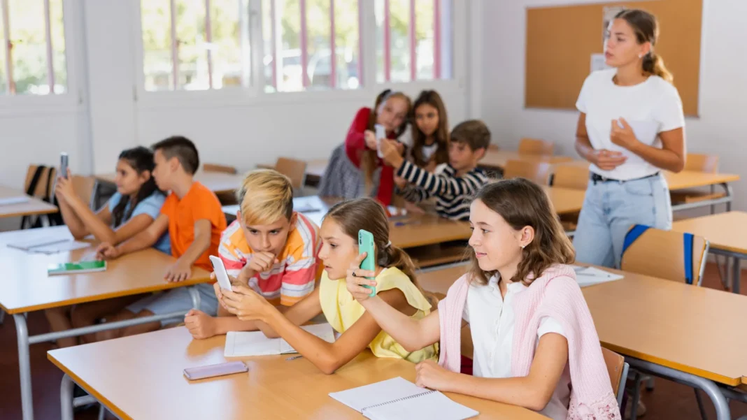 volta-as-aulas-sem-celular:-saiba-como-vai-funcionar-a-nova-lei