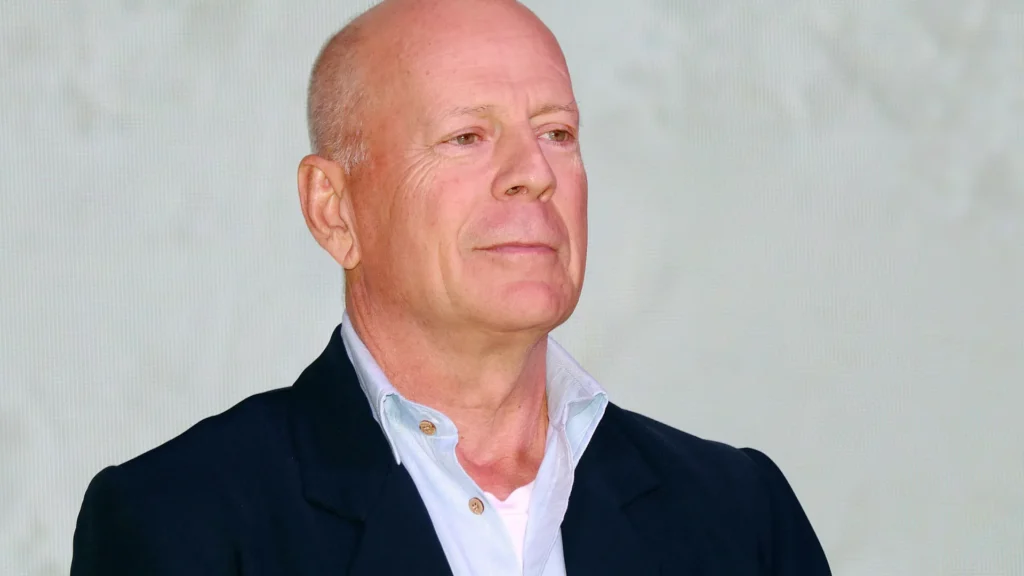 bruce-willis-e-flagrado-em-publico-apos-celebrar-70-anos;-veja