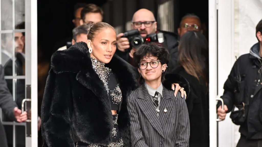 jennifer-lopez-e-filha-emme-marcam-presenca-na-estreia-de-othello;-veja
