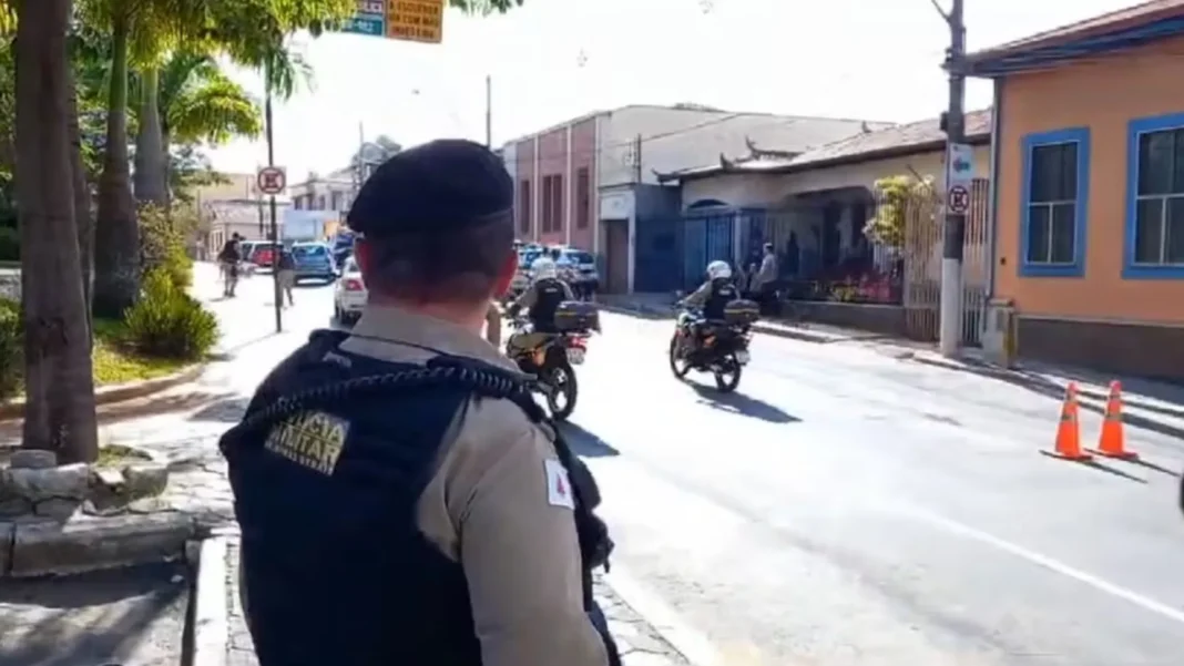 motociclista-tenta-fugir-de-blitz-e-leva-paulada-de-policiais;-video