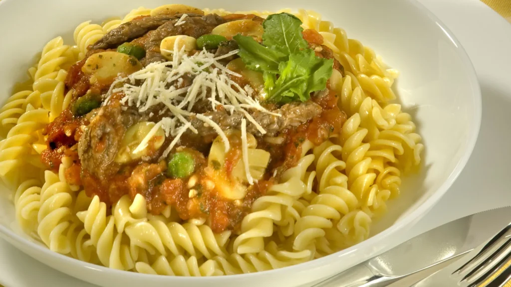 para-uma-rapida-refeicao,-prepare-parafuso-ao-molho-de-carne-com-rucula