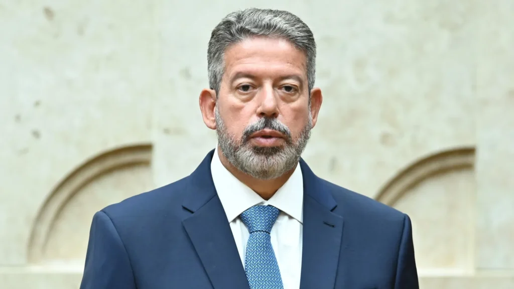 lira-chama-lideres-para-discutir-decisao-de-dino-sobre-emendas