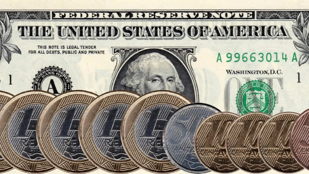 dolar-sobe-com-tarifas-e-dados-locais-no-radar,-mas-queda-da-divisa-no-exterior-limita