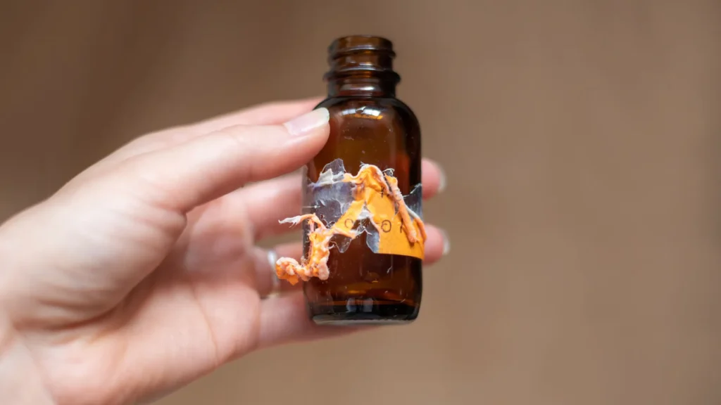 como-remover-os-residuos-teimosos-de-adesivos-em-frascos-ou-superficies