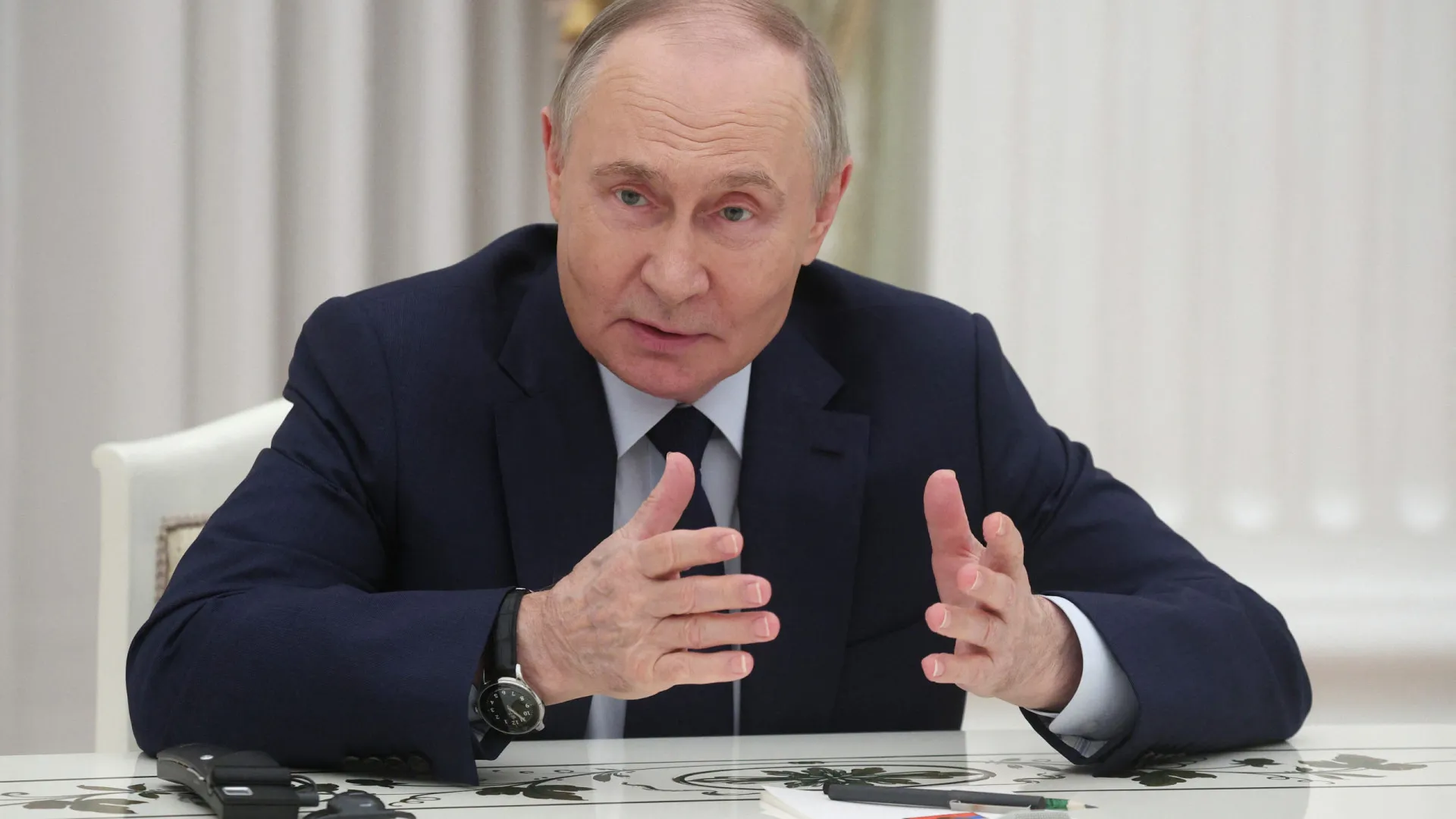 putin-ratifica-acordo-de-parceria-estrategica-com-o-ira