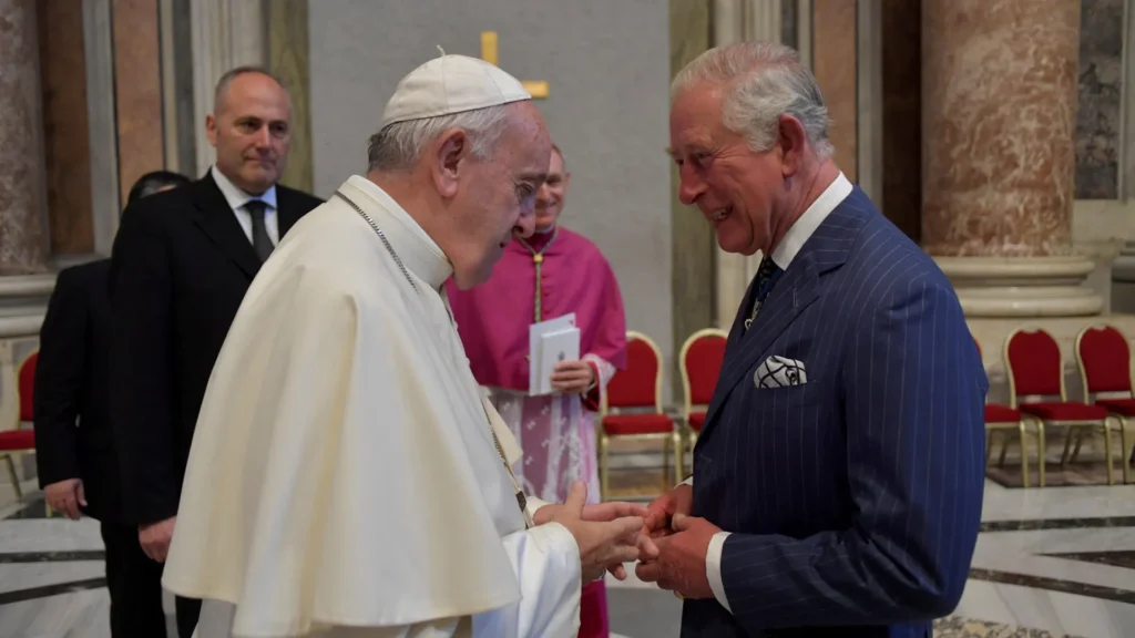 charles-iii-reage-a-morte-do-papa:-“compaixao-e-compromisso-incansavel”