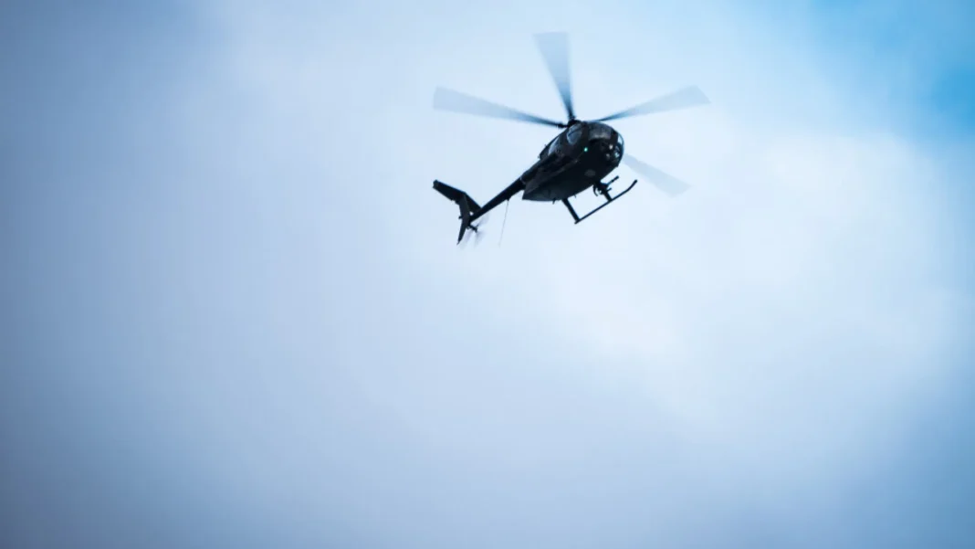 idosa-e-resgatada-por-helicoptero-da-pm-apos-cair-em-buraco-em-trilha-em-sao-roque