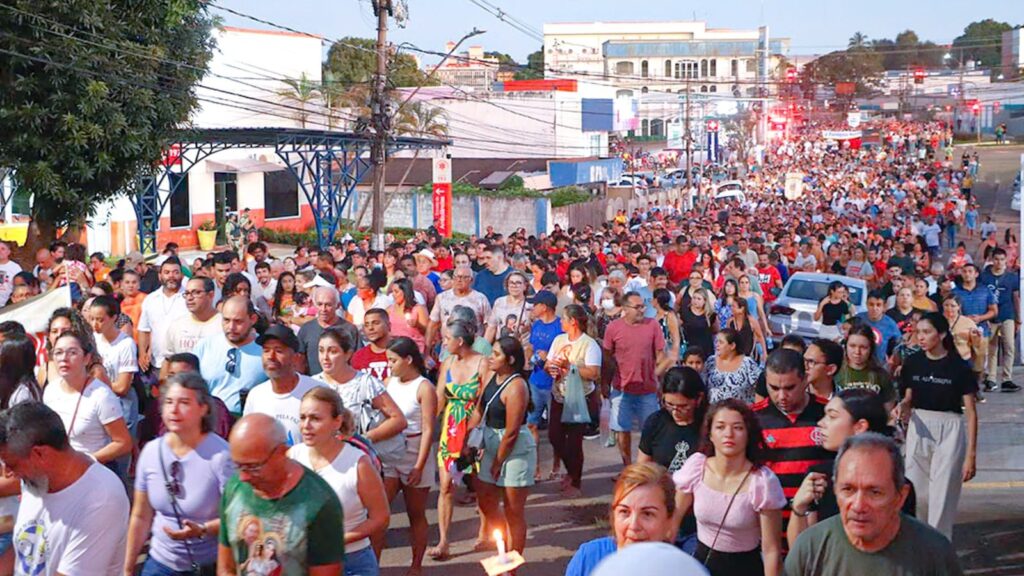 sexta-feira-santa:-prefeito-de-rio-branco-caminha-ao-lado-dos-fieis-em-ato-de-fe-e-reflexao