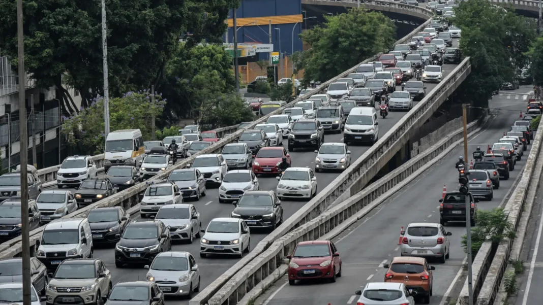 motoristas-enfrentam-congestionamentos-na-volta-a-sao-paulo-nesta-segunda-(21)