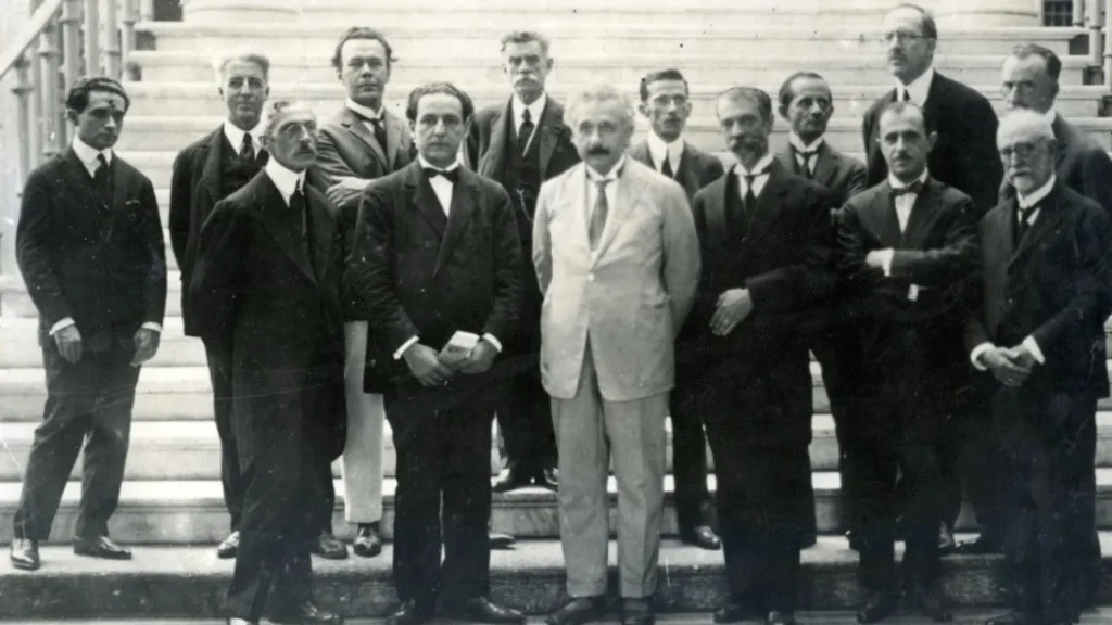 einstein-visitou-brasil-a-contragosto-e-chamou-cientista-de-‘macaco’,-mostram-diarios