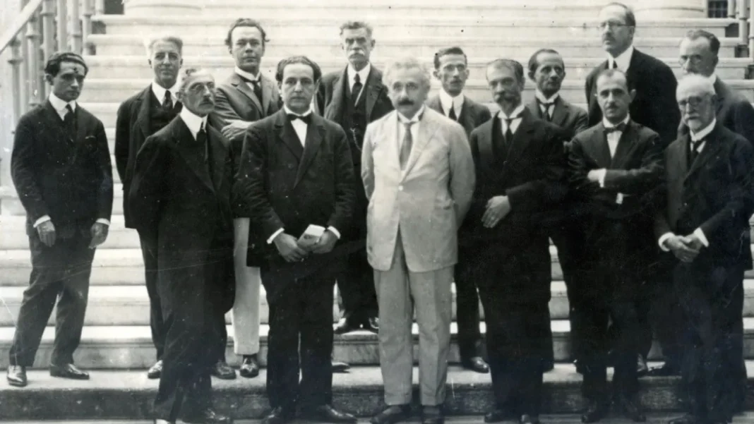 einstein-visitou-brasil-a-contragosto-e-chamou-cientista-de-‘macaco’,-mostram-diarios