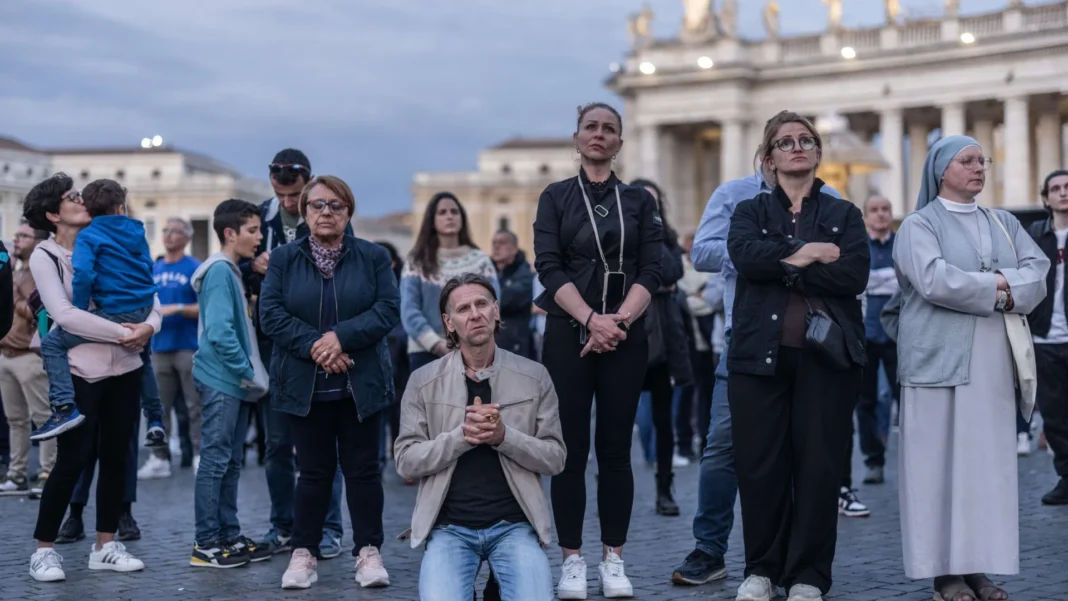 fieis-lotam catedral-da-se-em-missa-para-homenagear-papa-francisco