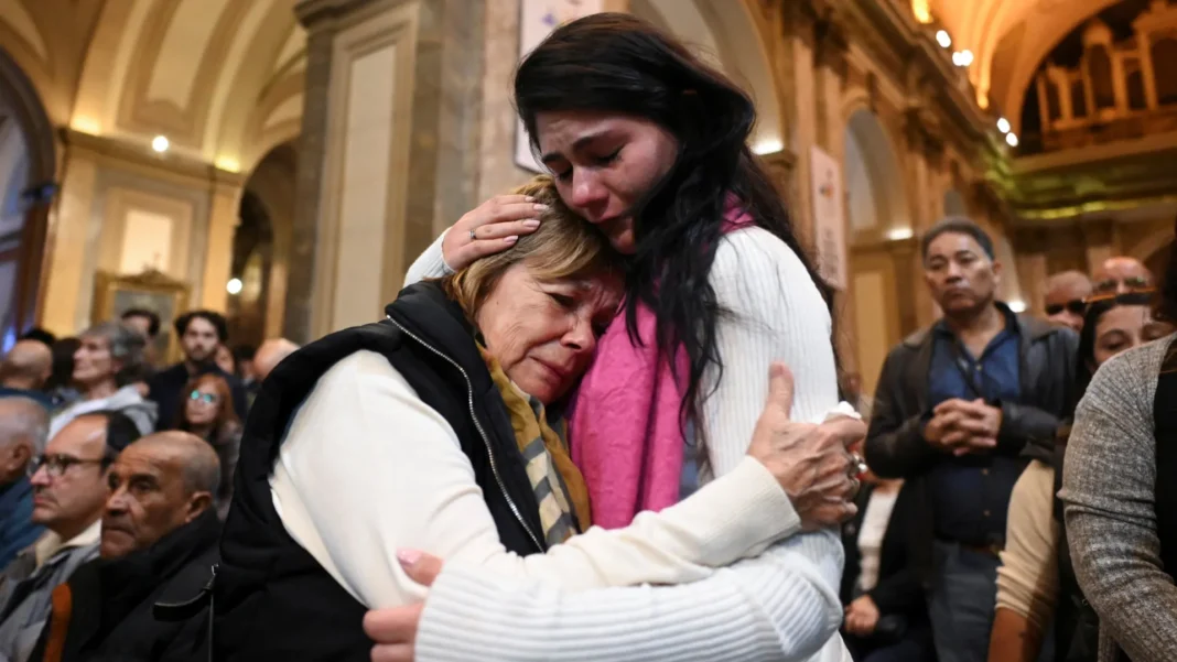 entre-lagrimas-e-oracoes,-milhoes-de-fieis-choram-morte-do-papa;-veja