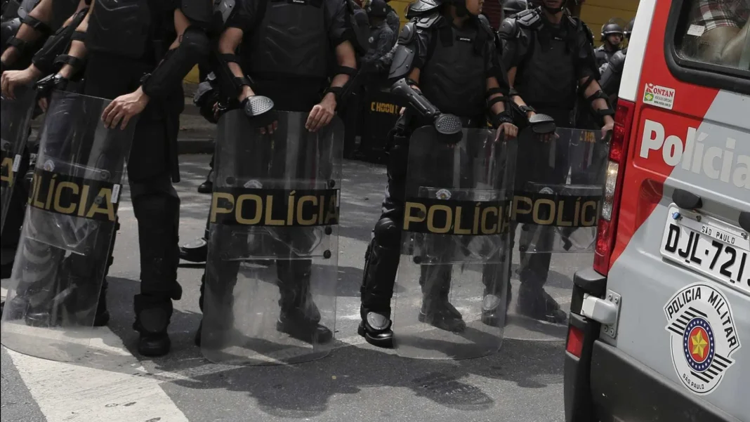 moinho-tem-cerco-policial-e-protestos-em-dia-de-mudancas-de-moradores-em-sp