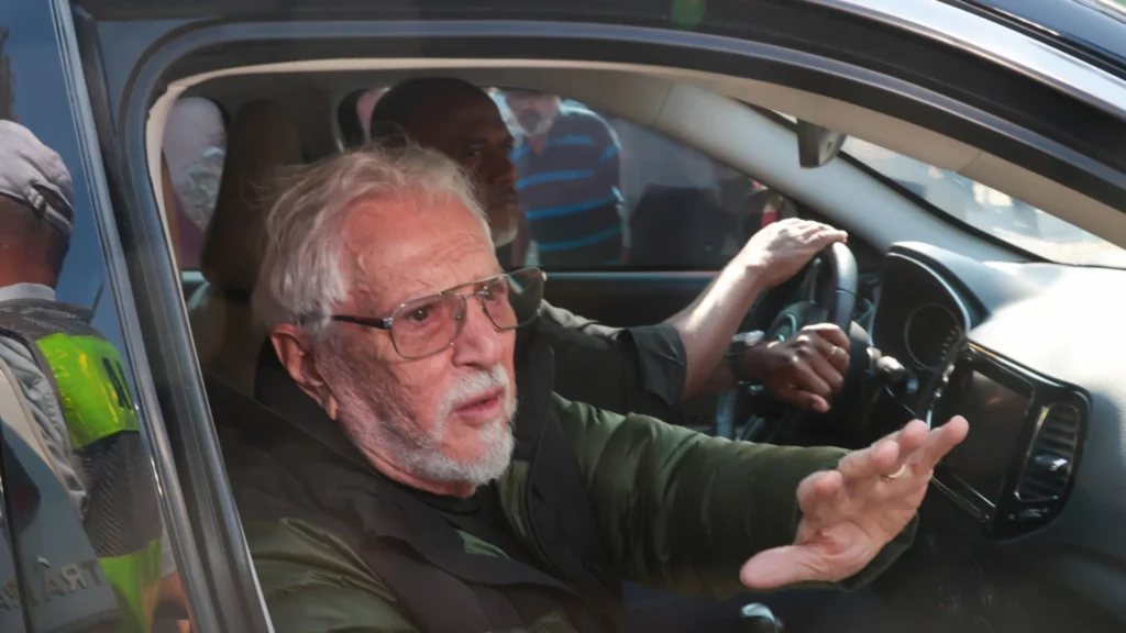 carlos-alberto-de-nobrega-condena-ataques-a-mulher