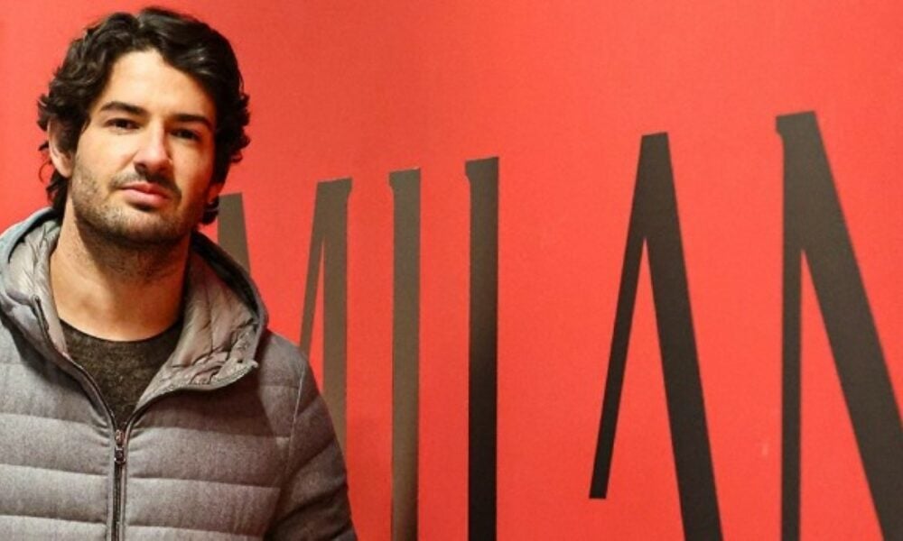 alexandre-pato-celebra-primeiro-chute-de-benjamin,-seu-bebe-de-1-ano,-em-campo-de-futebol