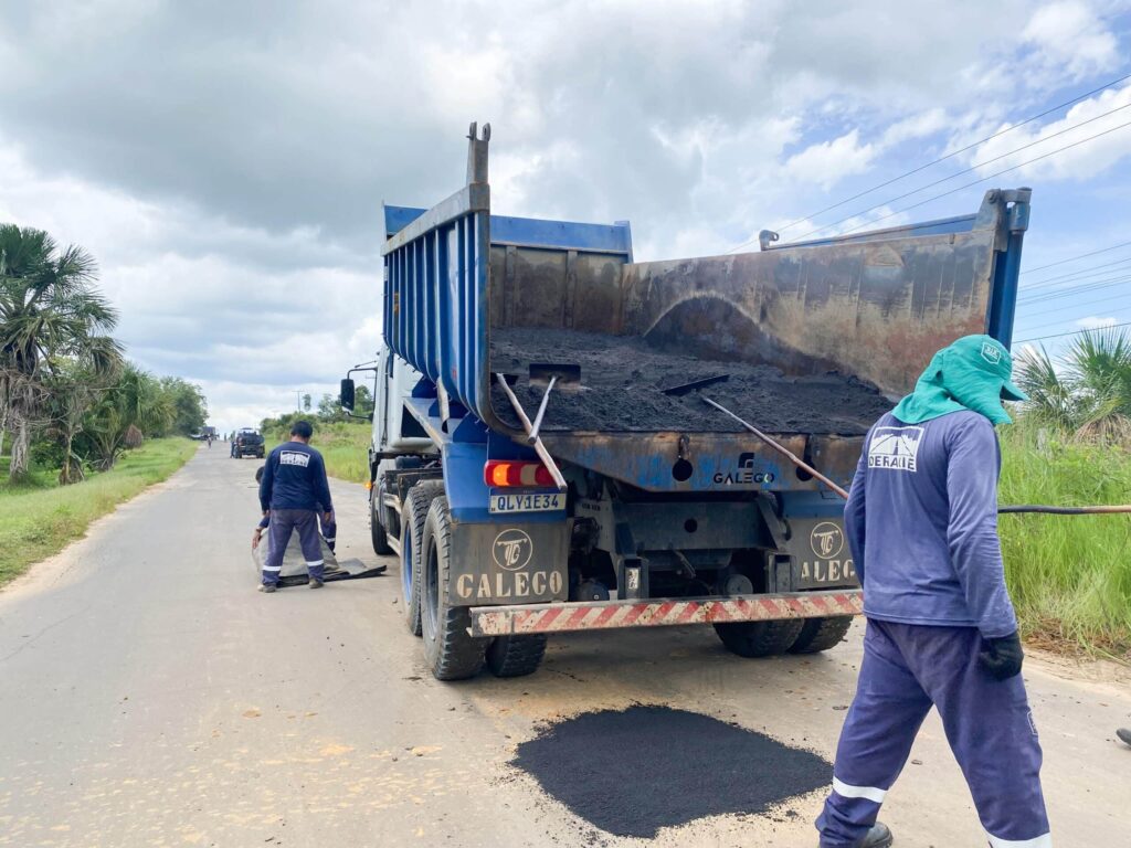 deracre-executa-tapa-buraco-na-ac-407,-entre-rotatoria-da-santa-rosa-e-rodrigues-alves