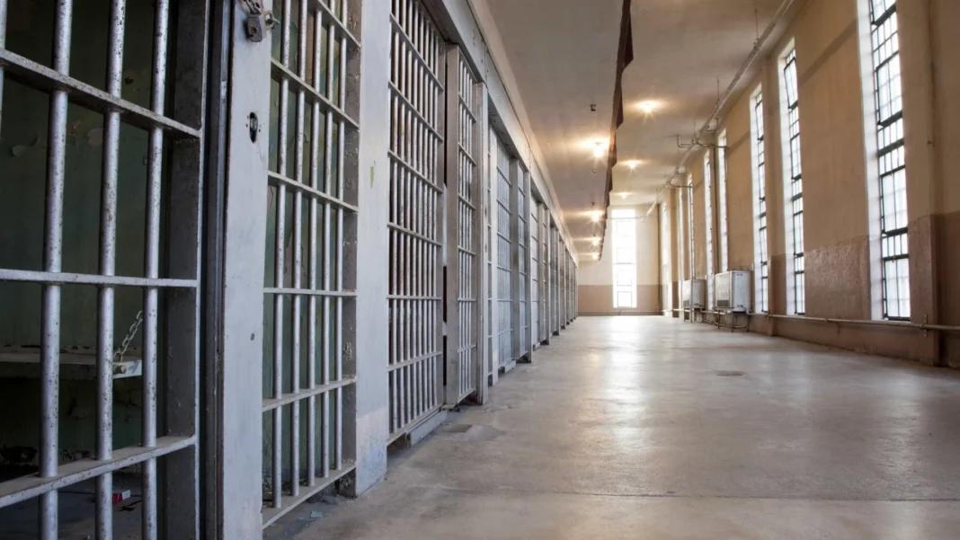 homem-e-condenado-a-24-anos-de-prisao-por-ter-matado-idoso-com-voadora-em-mg