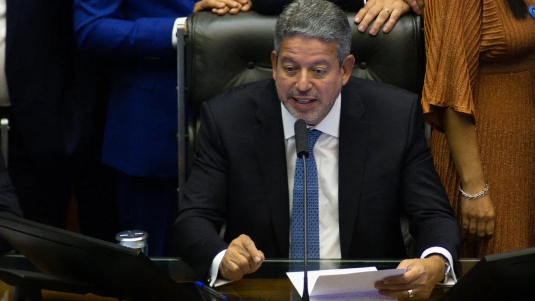 lira-faz-despedida-no-plenario-da-camara-e-diz-que-voltara-para-‘chao-de-fabrica’