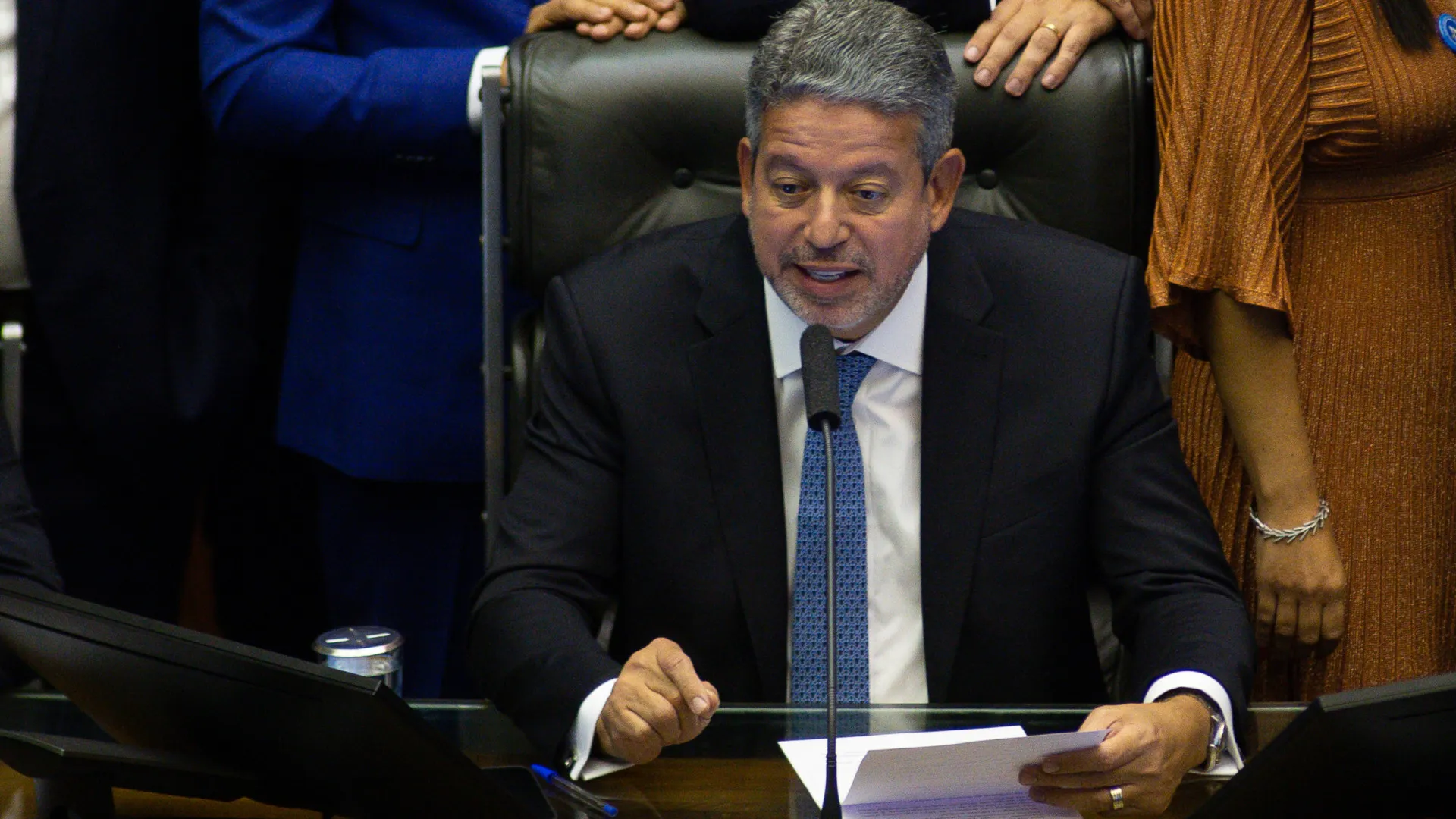 lira-faz-despedida-no-plenario-da-camara-e-diz-que-voltara-para-‘chao-de-fabrica’
