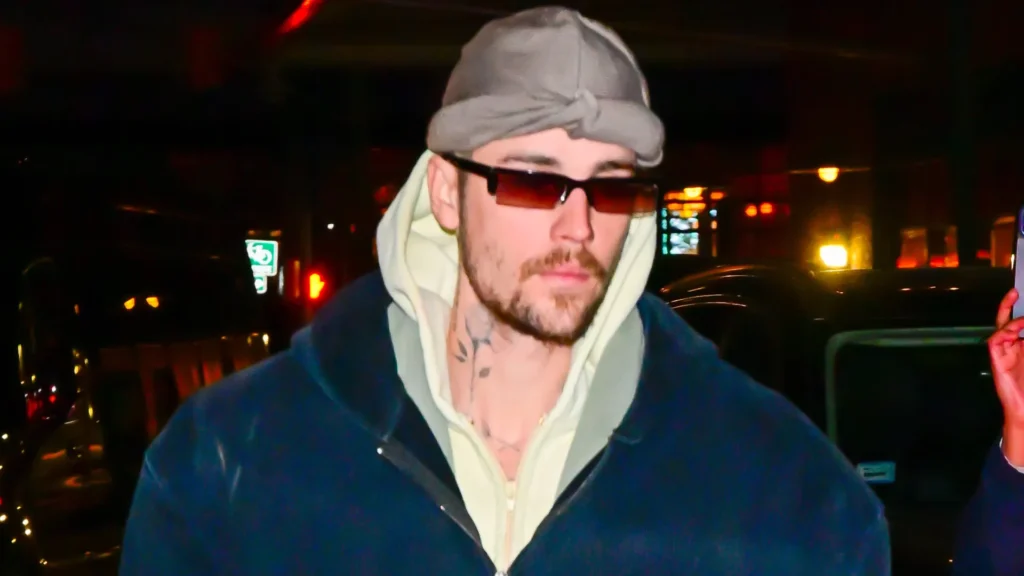 em-meio-a-preocupacao-dos-fas-justin-bieber-surge-abracado-aos-irmaos