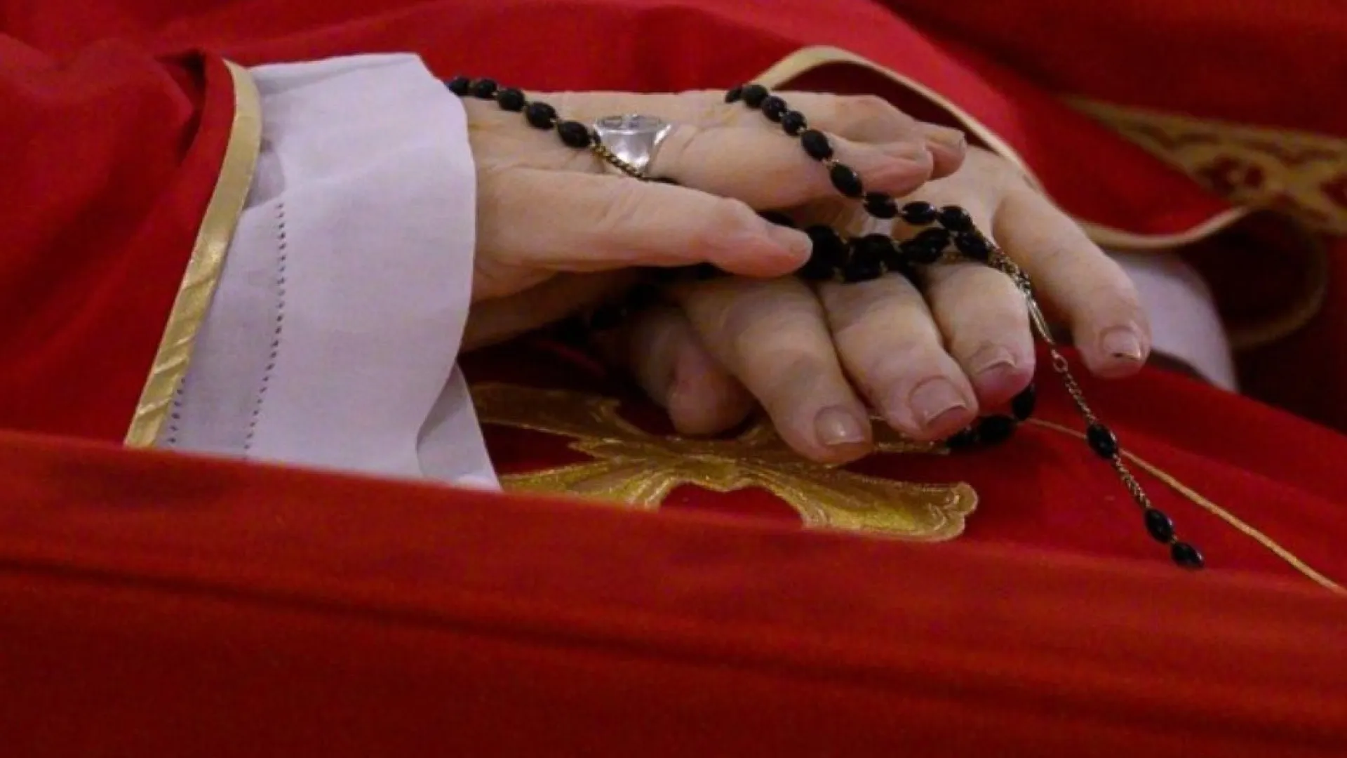 corpo-do-papa-francisco-“esta-como-morreu”,-diz-biografo-austen-ivereigh