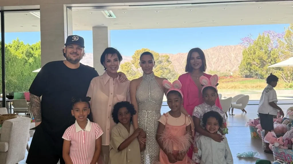 kim-kardashian-se-destaca-com-vestido-transparente-e-cheio-de-cristais