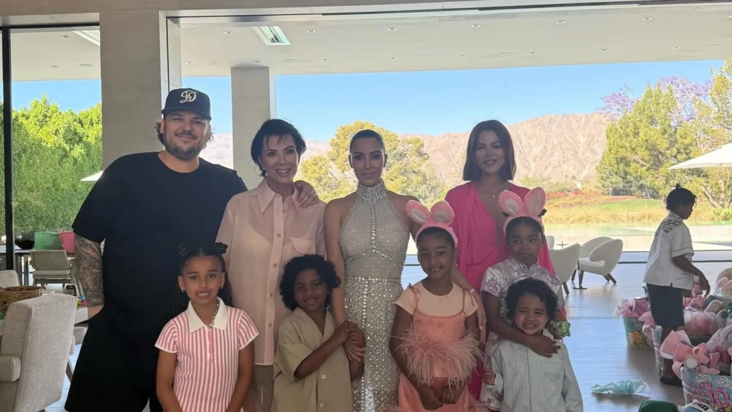 kim-kardashian-se-destaca-com-vestido-transparente-e-cheio-de-cristais