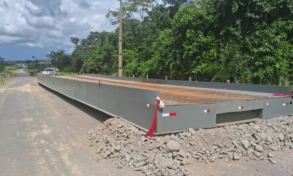 ponte-movel-de-aco-de-25-metros-chega-ao-rio-iaco,-mas-instalacao-deve-ser-feita-so-no-verao