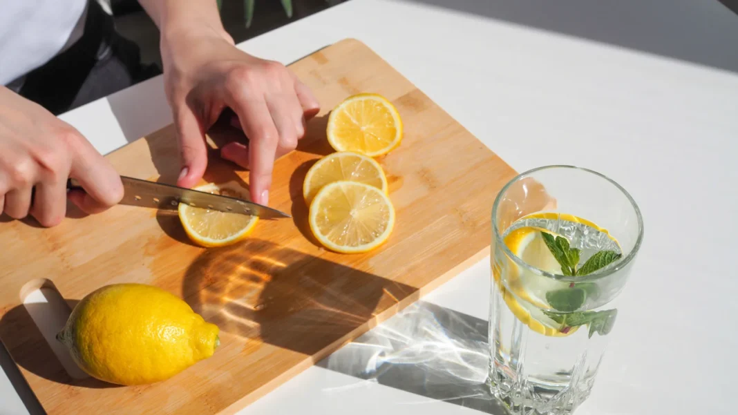 agua-com-limao:-beneficios-para-o-sistema-digestivo-e-a-saude-geral