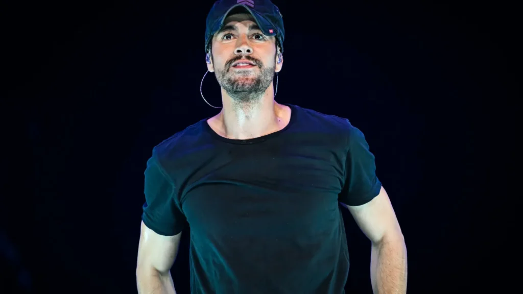 mulher-perde-dinheiro-apos-acreditar-viver-romance-com-enrique-iglesias