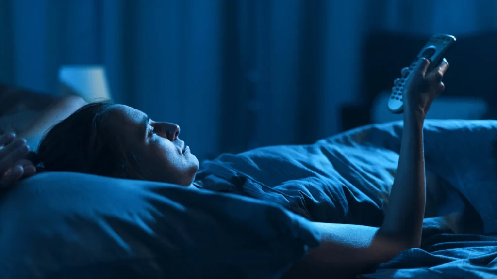 sinais-que-seu-corpo-te-da-quando-voce-dorme-com-a-tv-ligada