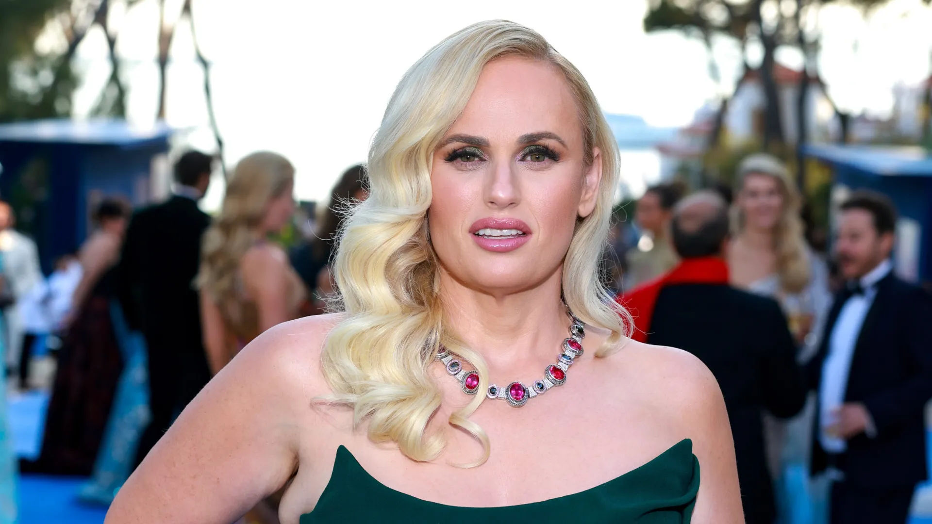 livro-de-rebel-wilson-tera-trechos-sobre-sacha-baron-cohen-censurados