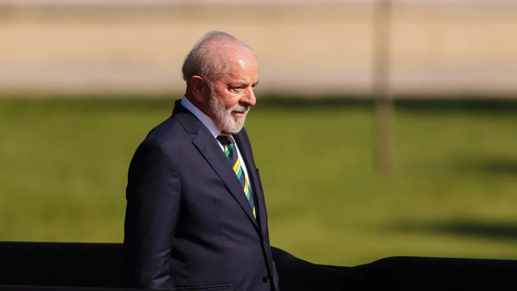 manifestante-e-detida-por-ofensas-racistas-em-frente-a-casa-de-lula