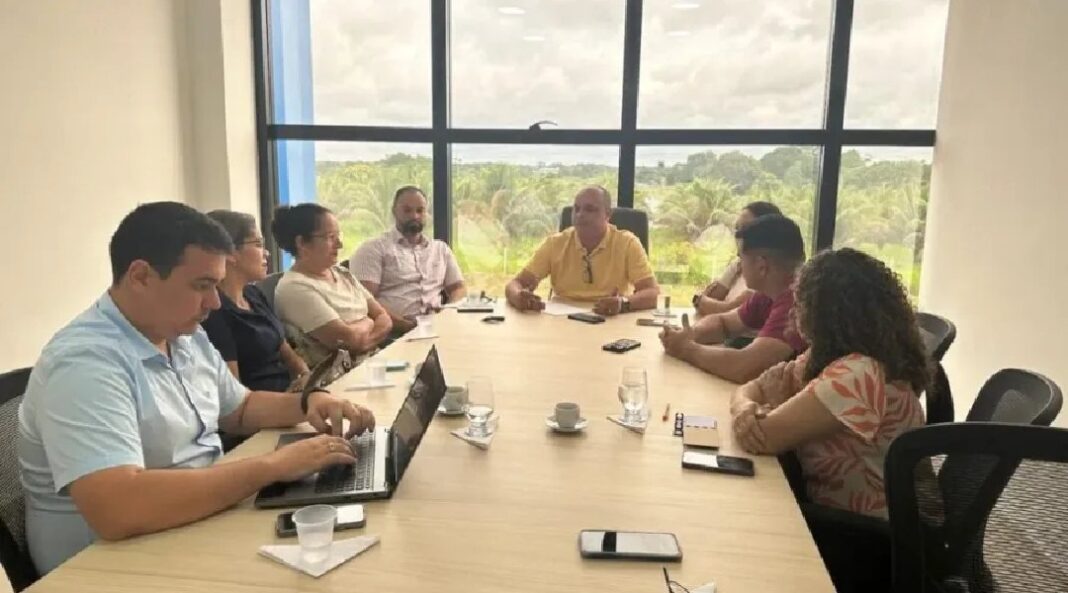 em-mancio-lima,-novo-prefeito-comeca-a-gestao-com-menos-cargos-e-vice-assume-secretaria