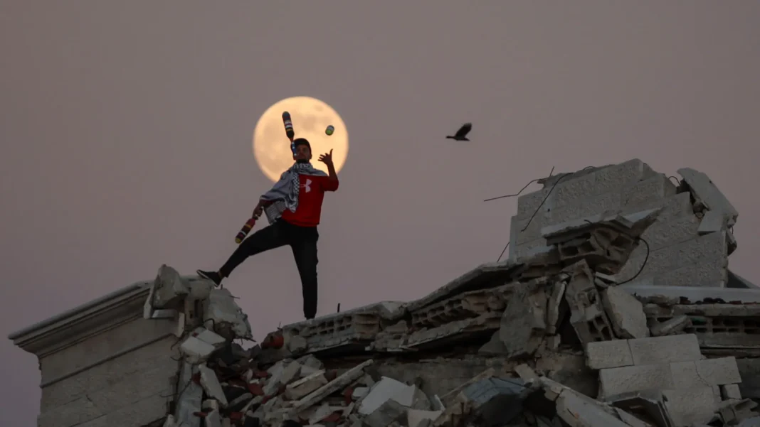 super-lua-foi-a-‘rainha-da-noite’-por-todo-o-mundo;-veja-as-imagens