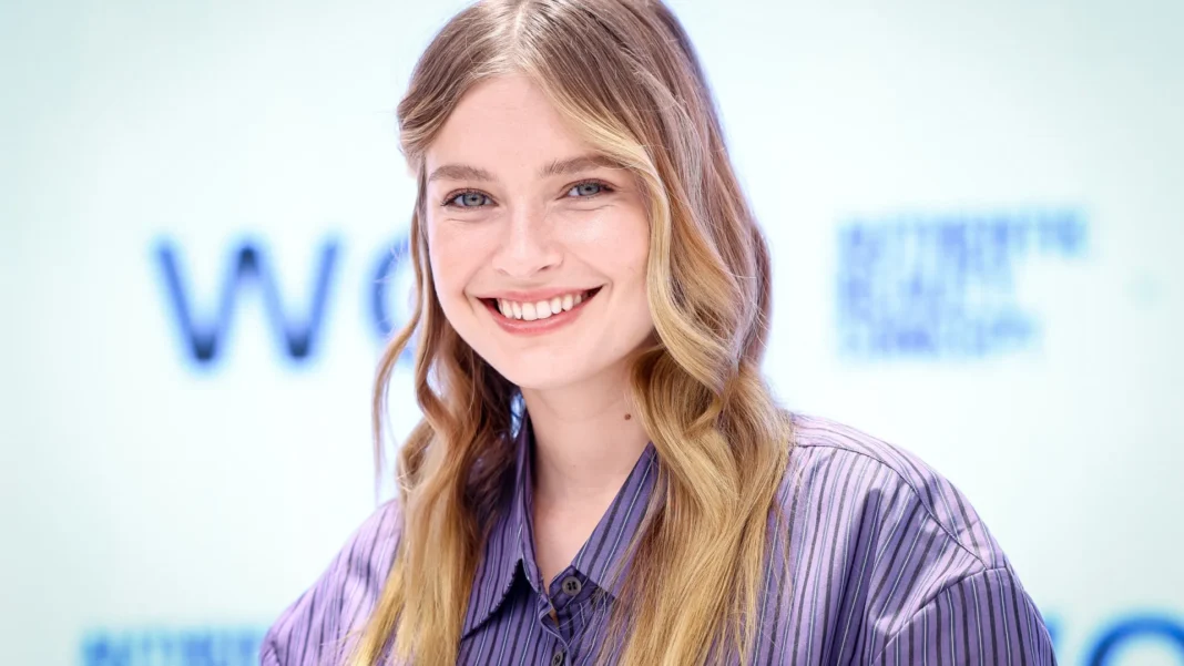 camille-razat-decide-deixar-serie-‘emily-in-paris’-para-‘explorar-novos-horizontes’