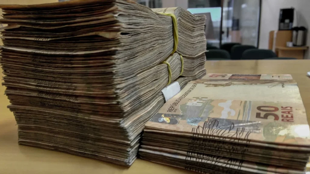 novo-consignado-deve-impulsionar-bancos-em-meio-a-alta-de-juros,-dizem-especialistas