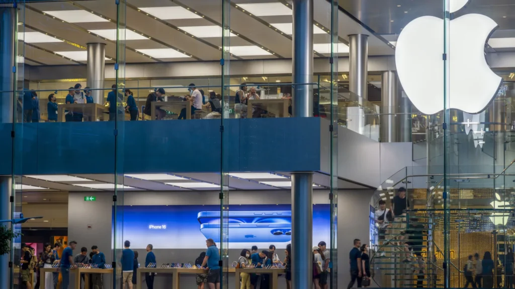 russos-pagam-mais-(e-em-macos-de-notas)-pelos-novos-iphones