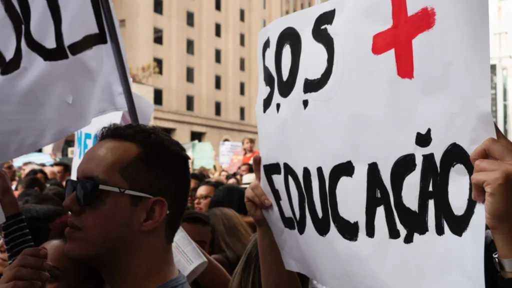 professores-da-rede-estadual-de-sp-entram-em-greve-nesta-sexta-(25)