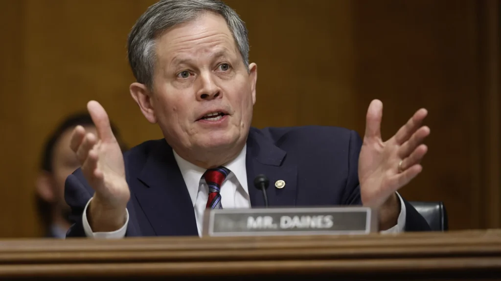 aliado-de-trump,-senador-steve-daines-visita-china-em-meio-a-tensoes-comerciais