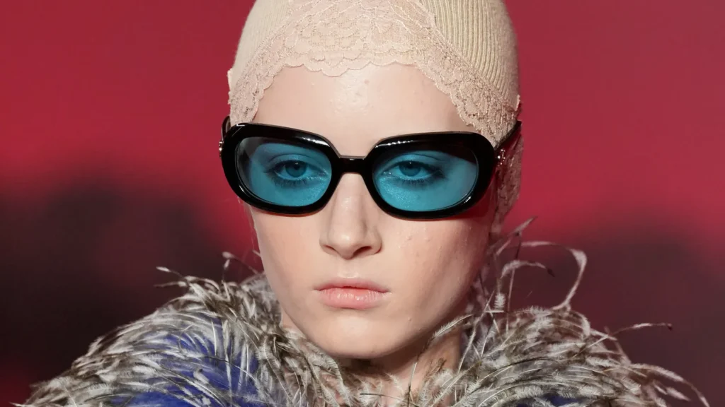 filha-trans-de-naomi-watts-faz-sua-estreia-na-semana-de-moda-de-paris