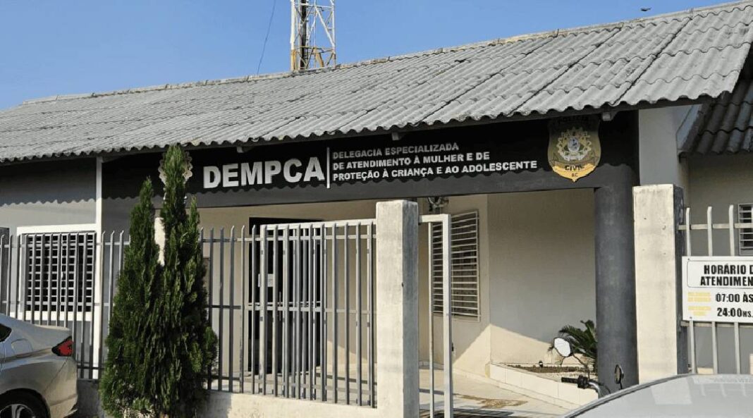 mulher-e-presa-em-motel-com-as-filhas-por-fraude-e-corrupcao-de-menores-em-cruzeiro-do-sul