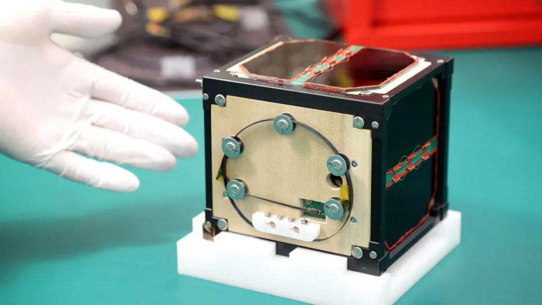 primeiro-satelite-feito-de-madeira-e-lancado-para-o-espaco