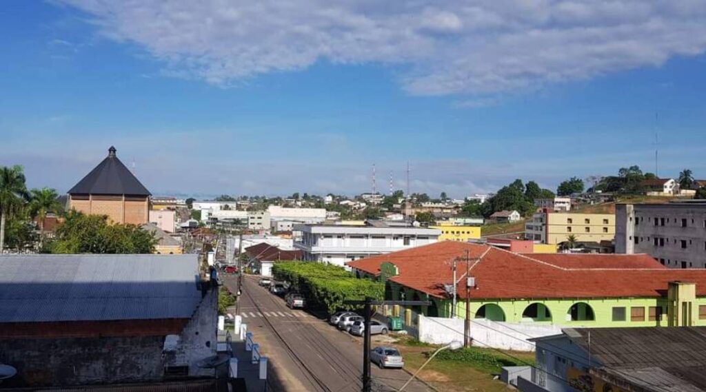 quinta-feira-(24)-deve-ser-quente,-com-chuvas-pontuais,-no-acre