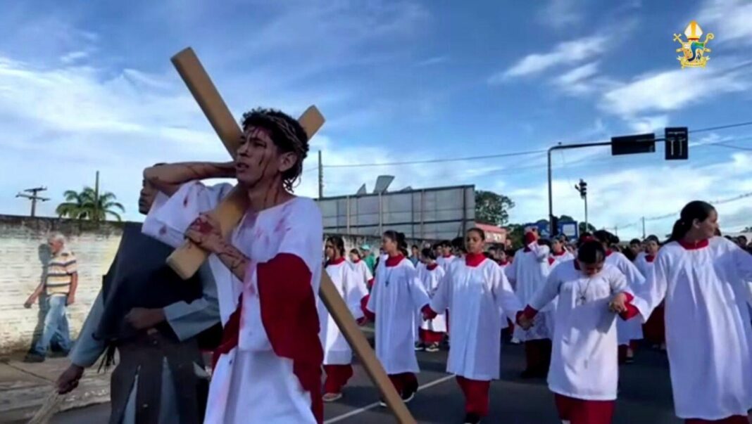 mais-de-cinco-mil-fieis-participam-da-tradicional-via-sacra-em-cruzeiro-do-sul