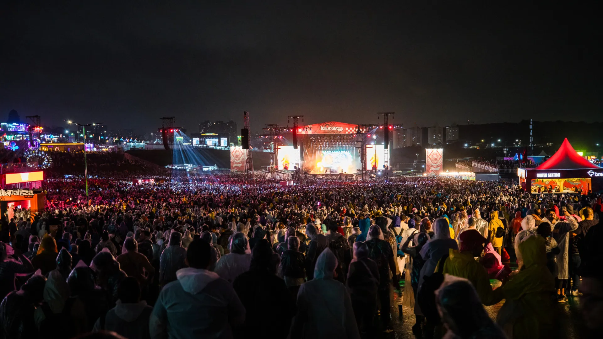 sob-chuva-e-queda-de-temperatura,-frequentadores-do-lollapalooza-enfrentam-perrengue-e-lamacal